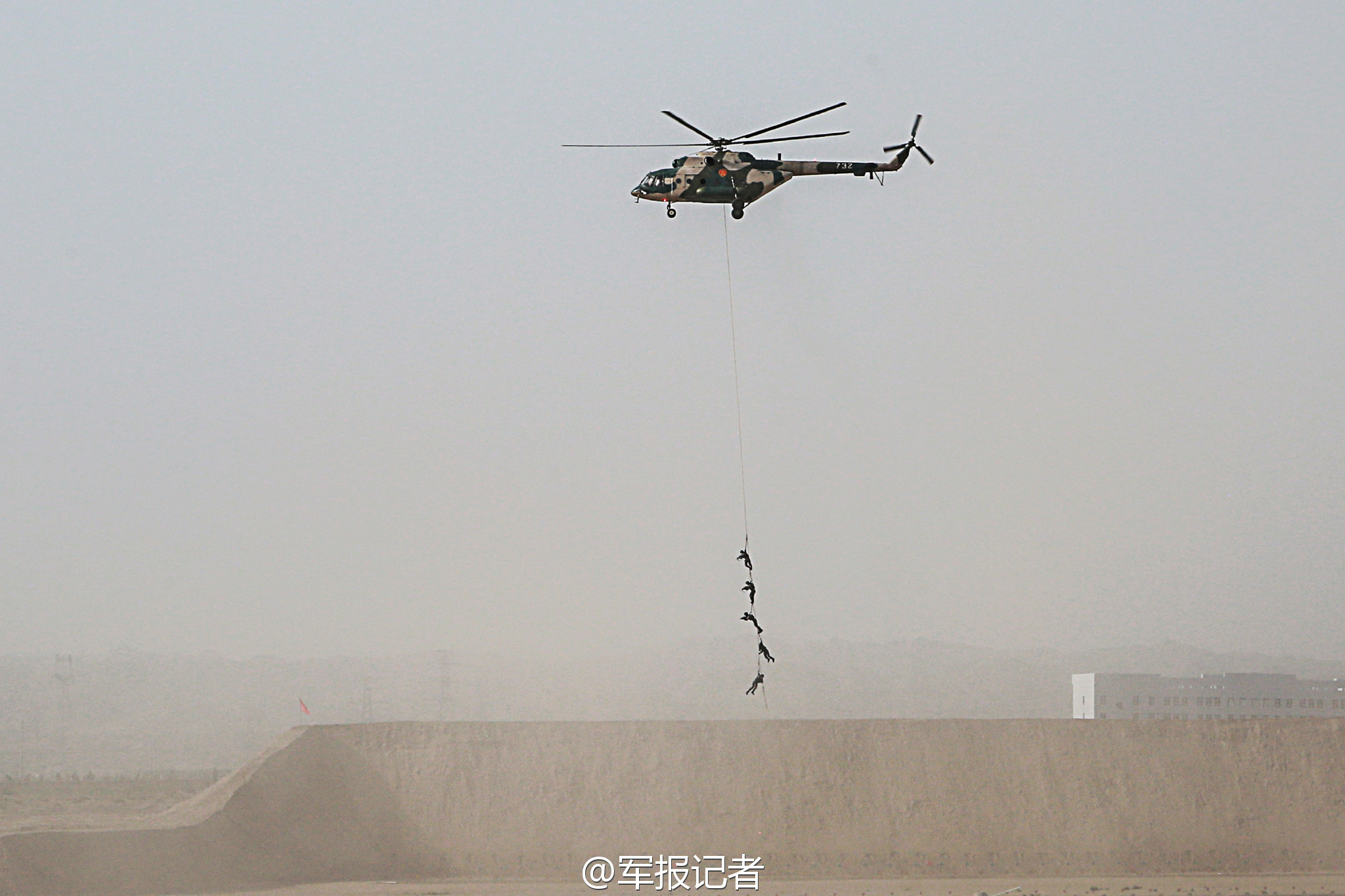 用跳广场舞的方式去跳交谊舞，舞姿虽美下盘不稳，男士体验感差 